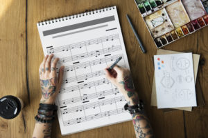【ヒット曲の法則】世界的音楽プロデューサーの「クレバーな作曲法」4つ